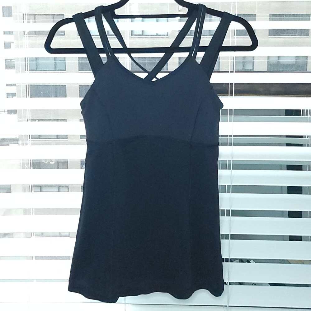 LULULEMON 4 black tank top w shelf bra